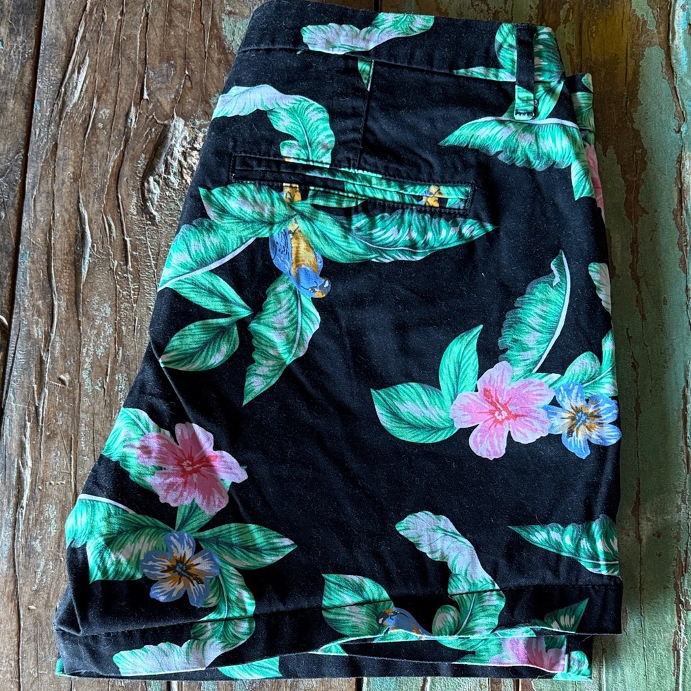 Old Navy Women's Black Tropical Floral Shorts - Picture 7 of 8
